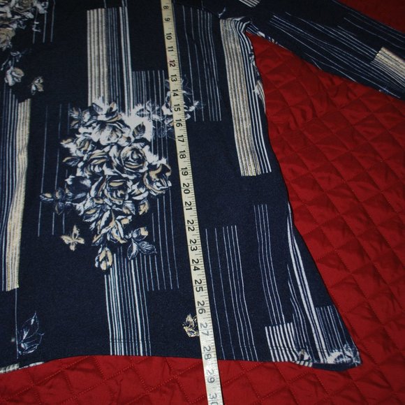 3/$30 - Navy, White & Gold Peekaboo Top - L - Picture 9 of 13